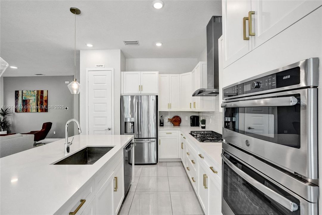 Под контрактом: $8,500 (5 спален, 3 ванн, 3384 Квадратных фут)