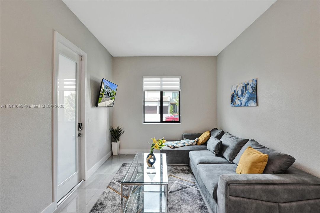 Под контрактом: $8,500 (5 спален, 3 ванн, 3384 Квадратных фут)