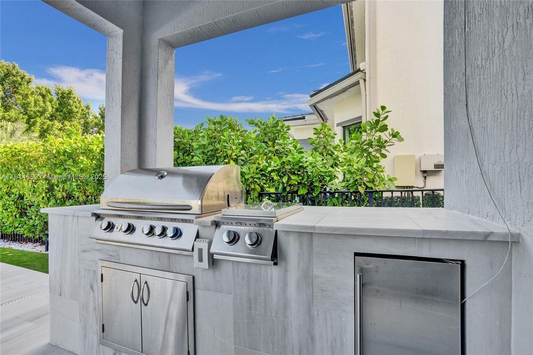 Под контрактом: $8,500 (5 спален, 3 ванн, 3384 Квадратных фут)