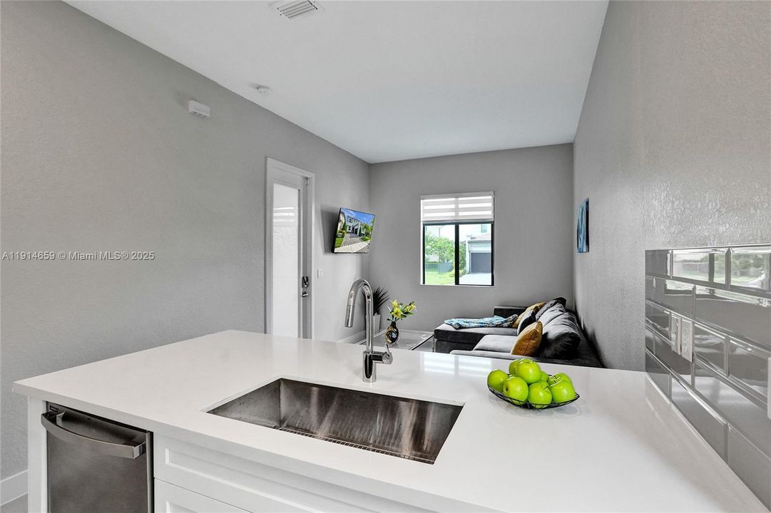 Под контрактом: $8,500 (5 спален, 3 ванн, 3384 Квадратных фут)