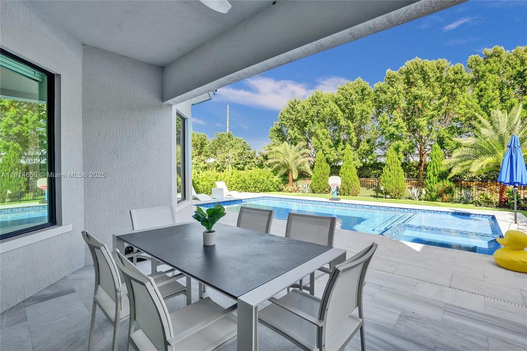 Под контрактом: $8,500 (5 спален, 3 ванн, 3384 Квадратных фут)