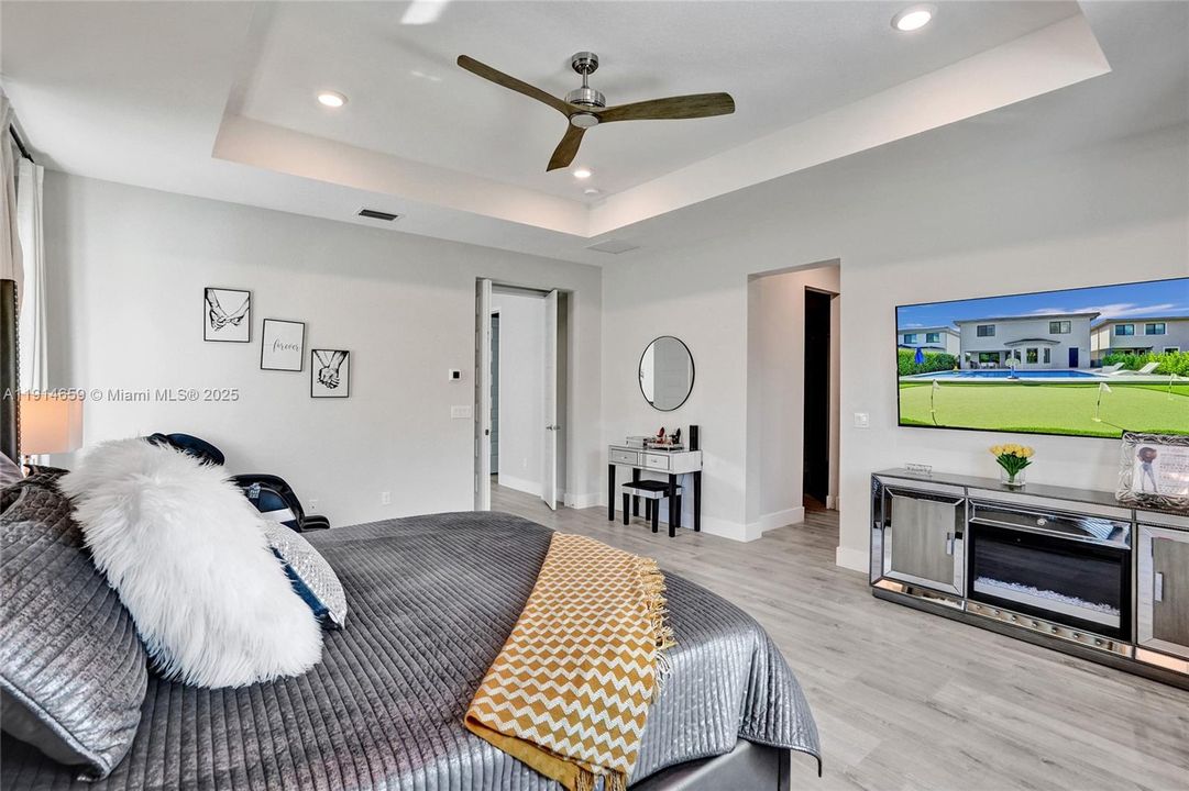 Под контрактом: $8,500 (5 спален, 3 ванн, 3384 Квадратных фут)