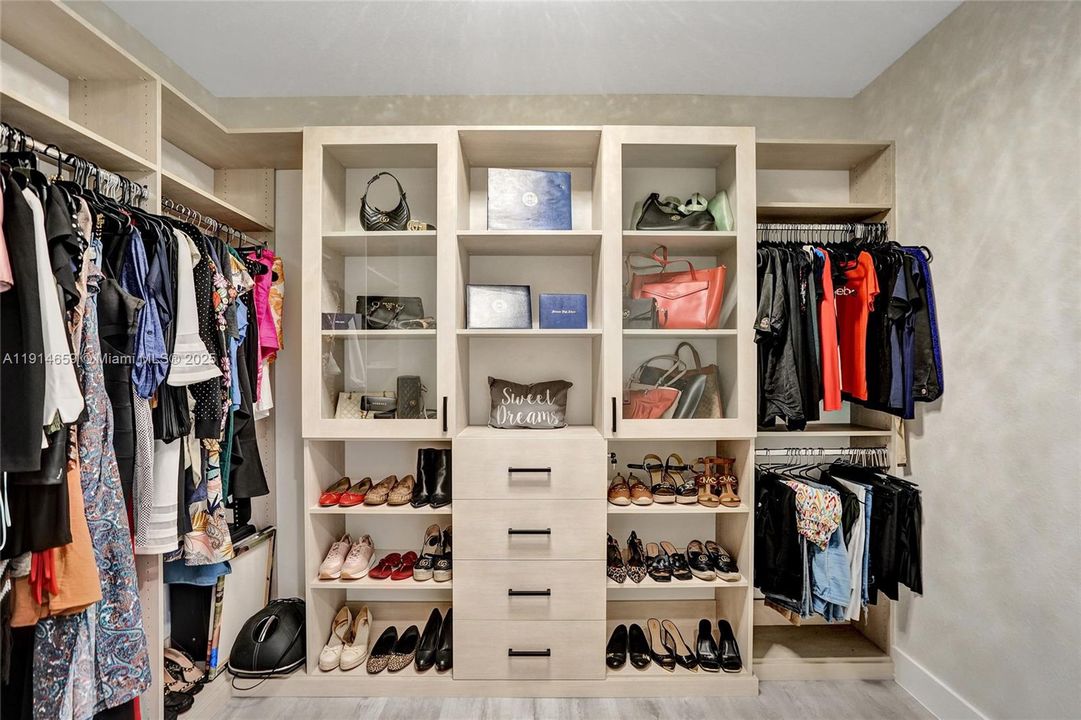 Под контрактом: $8,500 (5 спален, 3 ванн, 3384 Квадратных фут)