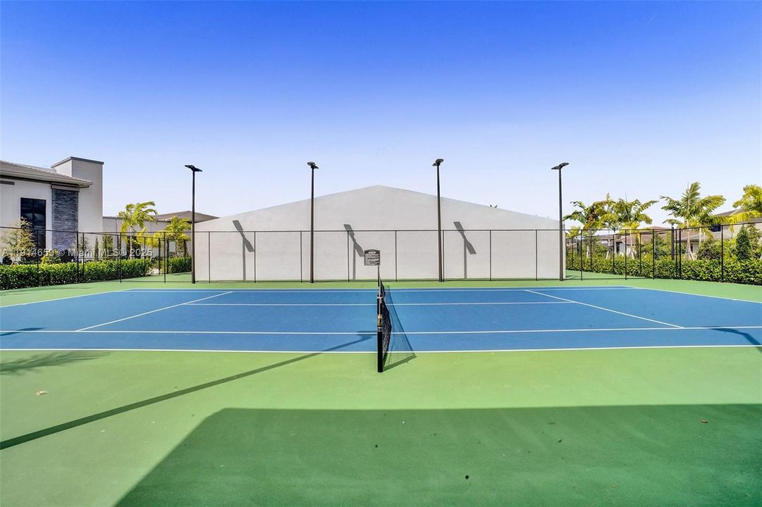 Под контрактом: $8,500 (5 спален, 3 ванн, 3384 Квадратных фут)