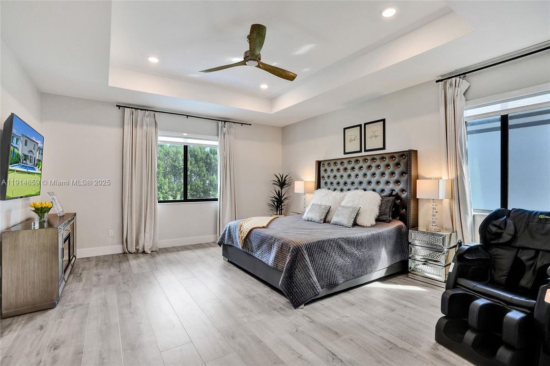 Под контрактом: $8,500 (5 спален, 3 ванн, 3384 Квадратных фут)