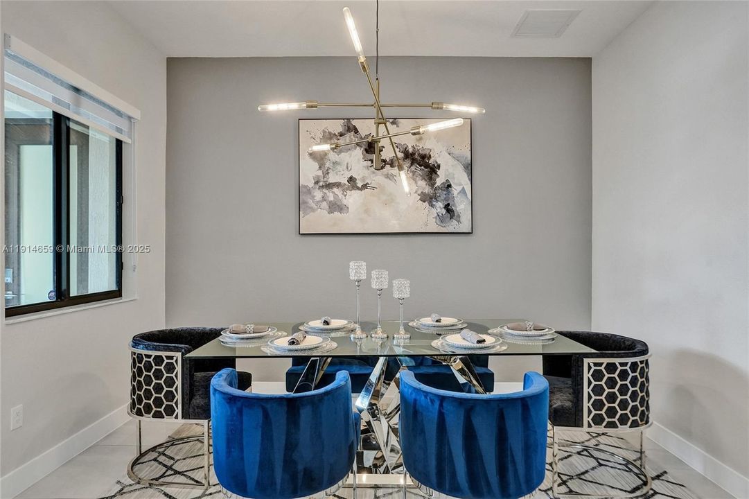 Под контрактом: $8,500 (5 спален, 3 ванн, 3384 Квадратных фут)