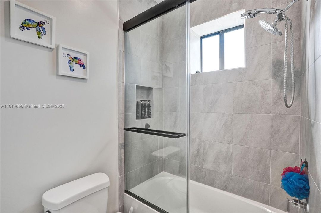 Под контрактом: $8,500 (5 спален, 3 ванн, 3384 Квадратных фут)