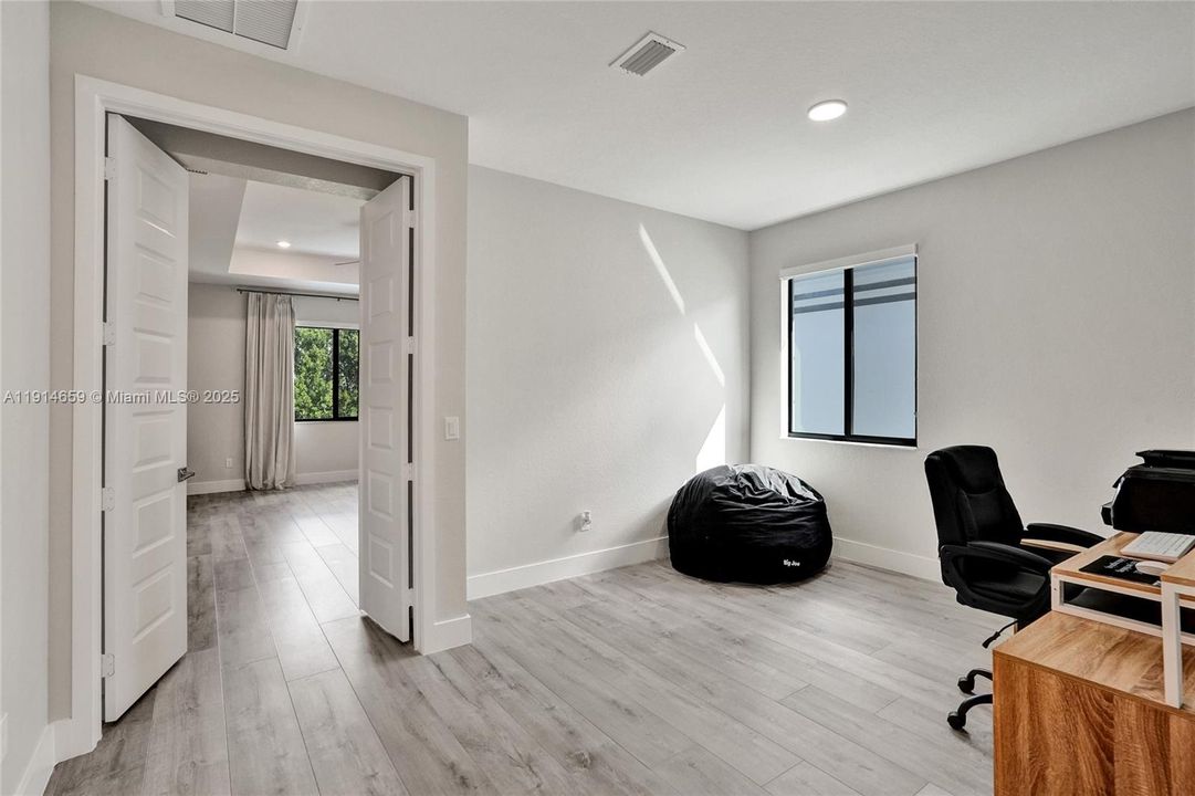 Под контрактом: $8,500 (5 спален, 3 ванн, 3384 Квадратных фут)