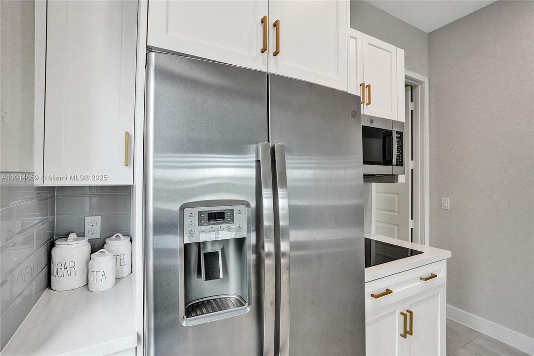 Под контрактом: $8,500 (5 спален, 3 ванн, 3384 Квадратных фут)