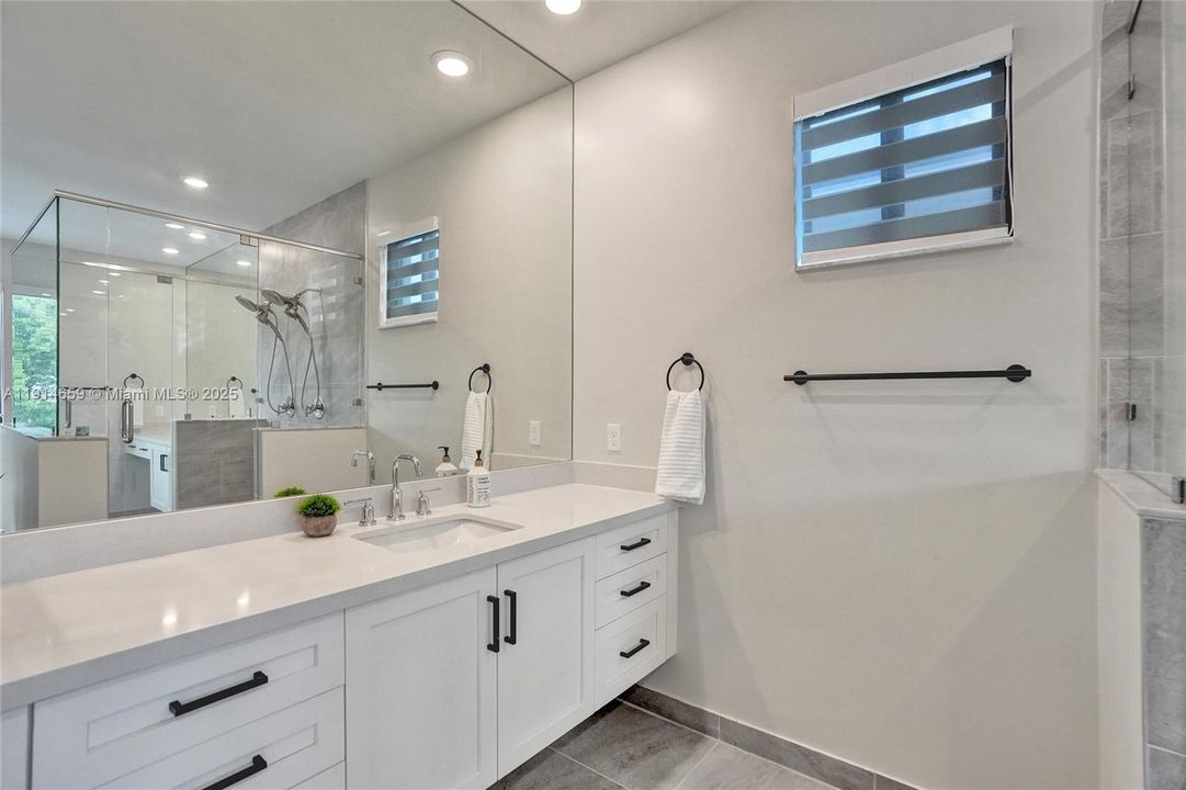 Под контрактом: $8,500 (5 спален, 3 ванн, 3384 Квадратных фут)