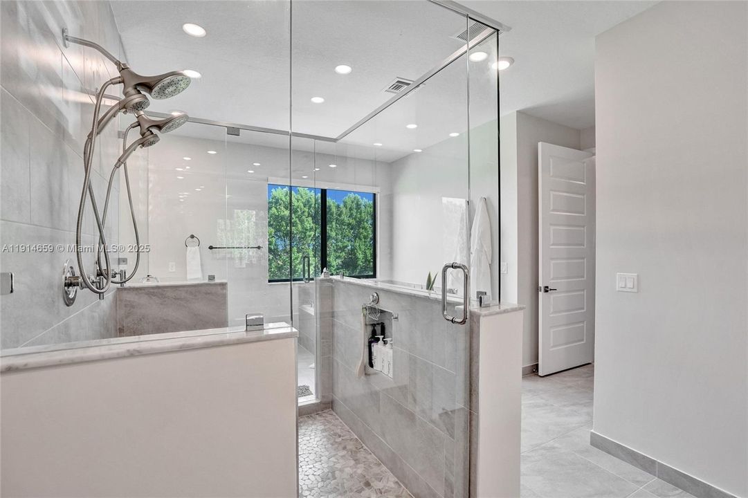 Под контрактом: $8,500 (5 спален, 3 ванн, 3384 Квадратных фут)