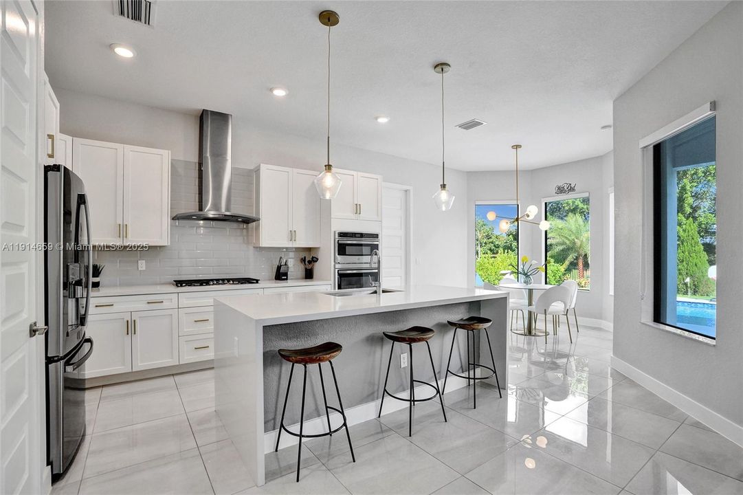 Под контрактом: $8,500 (5 спален, 3 ванн, 3384 Квадратных фут)