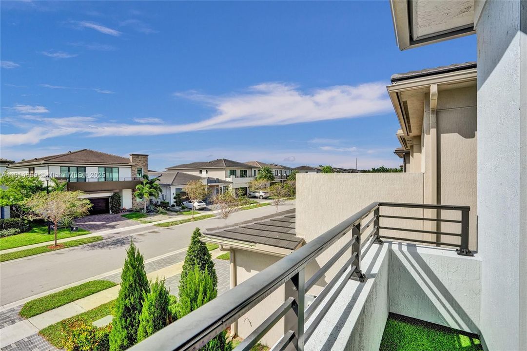 Под контрактом: $8,500 (5 спален, 3 ванн, 3384 Квадратных фут)