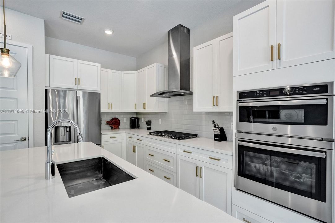 Под контрактом: $8,500 (5 спален, 3 ванн, 3384 Квадратных фут)