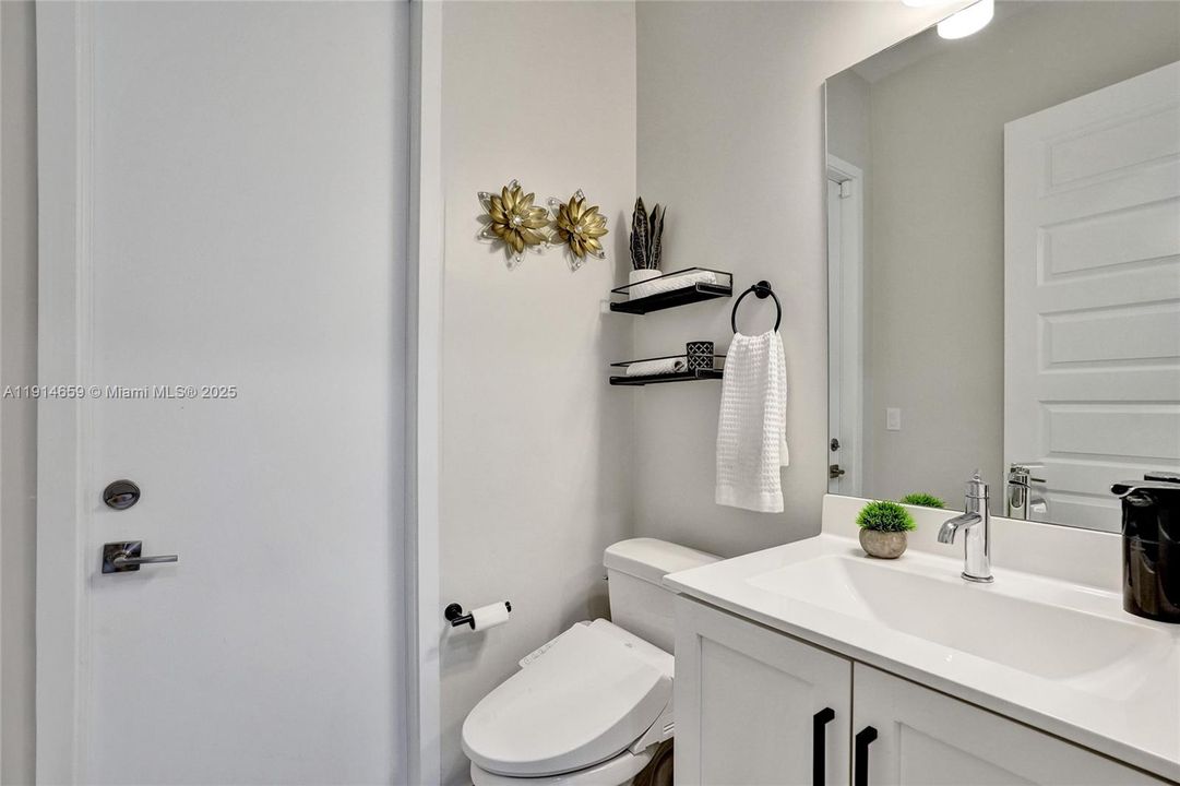 Под контрактом: $8,500 (5 спален, 3 ванн, 3384 Квадратных фут)