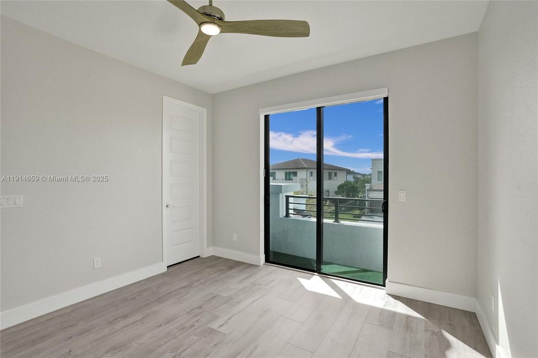 Под контрактом: $8,500 (5 спален, 3 ванн, 3384 Квадратных фут)