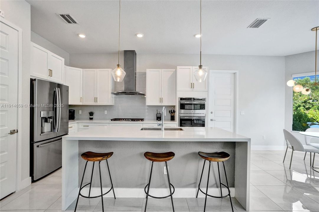 Под контрактом: $8,500 (5 спален, 3 ванн, 3384 Квадратных фут)