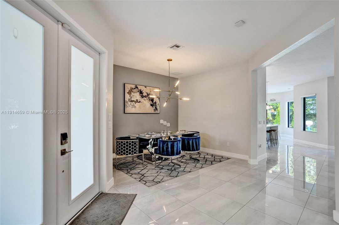 Под контрактом: $8,500 (5 спален, 3 ванн, 3384 Квадратных фут)