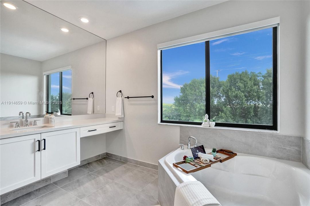 Под контрактом: $8,500 (5 спален, 3 ванн, 3384 Квадратных фут)