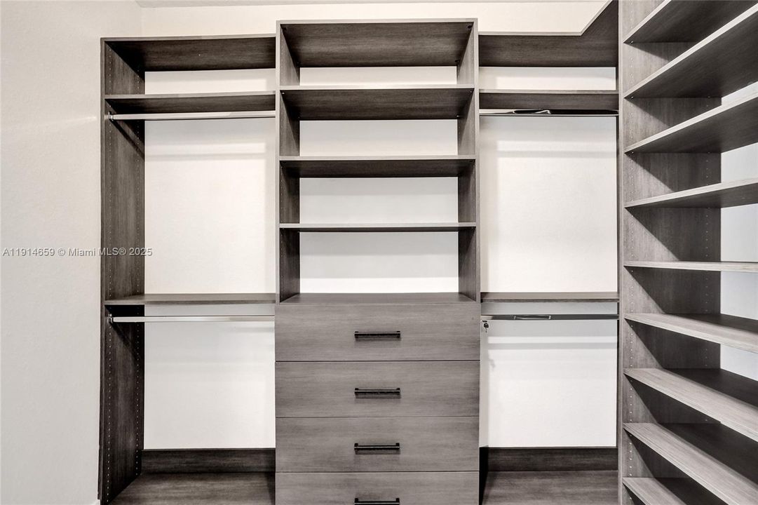 Под контрактом: $8,500 (5 спален, 3 ванн, 3384 Квадратных фут)