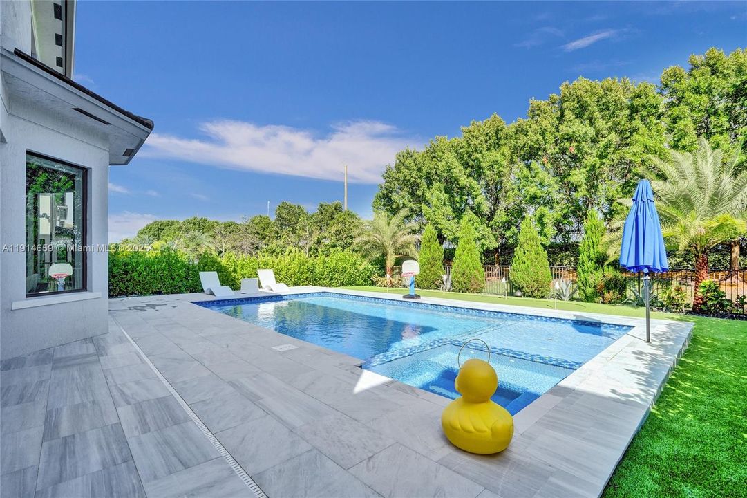 Под контрактом: $8,500 (5 спален, 3 ванн, 3384 Квадратных фут)