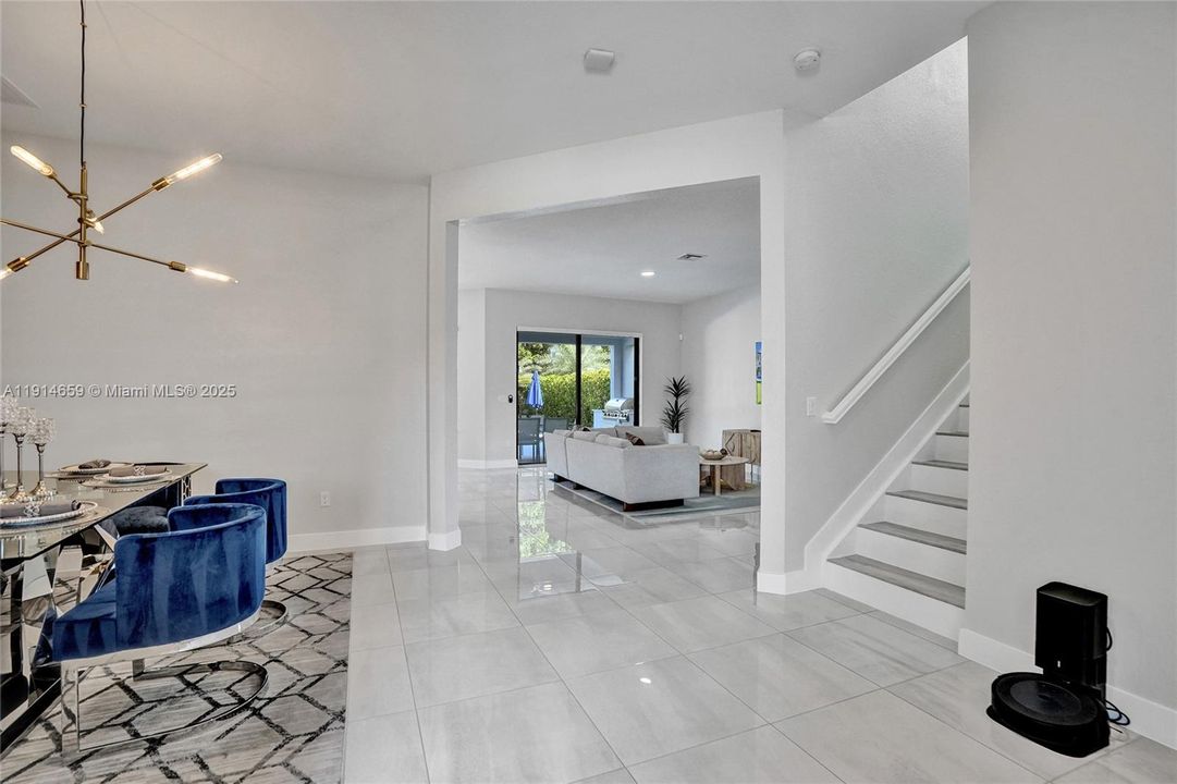 Под контрактом: $8,500 (5 спален, 3 ванн, 3384 Квадратных фут)