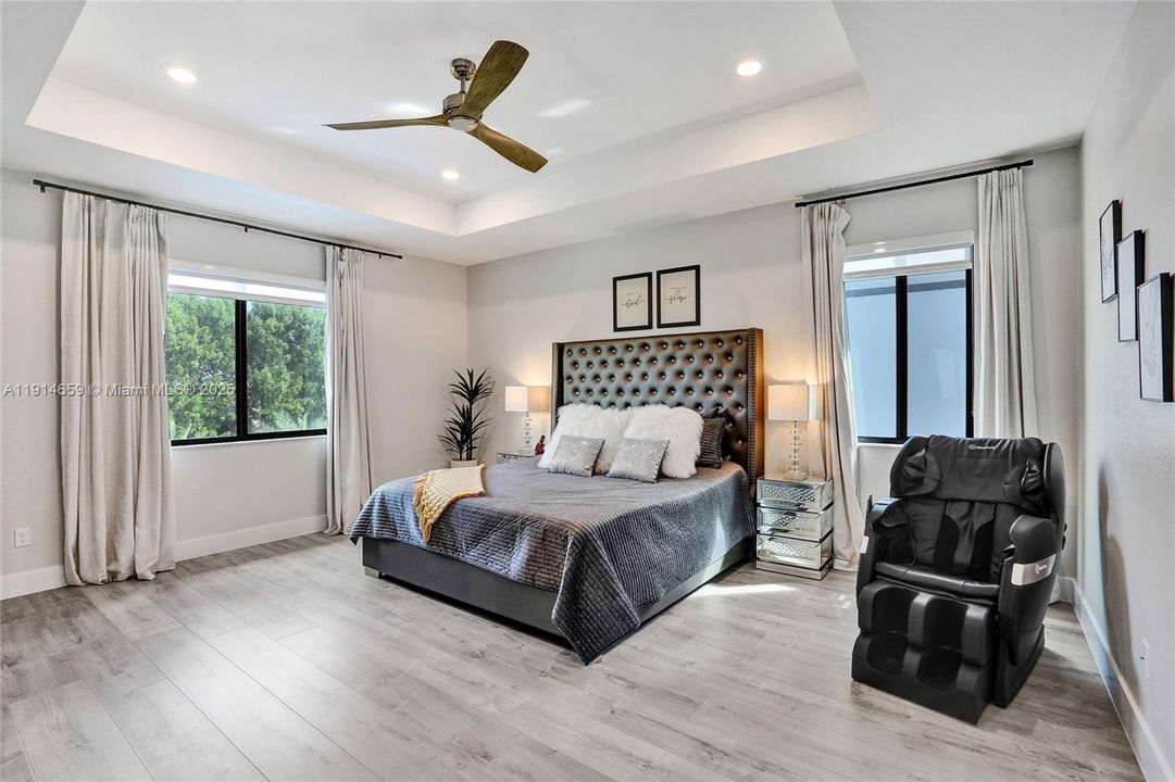 Под контрактом: $8,500 (5 спален, 3 ванн, 3384 Квадратных фут)