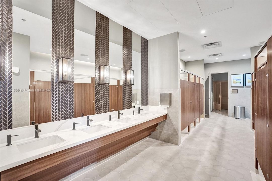 Под контрактом: $8,500 (5 спален, 3 ванн, 3384 Квадратных фут)