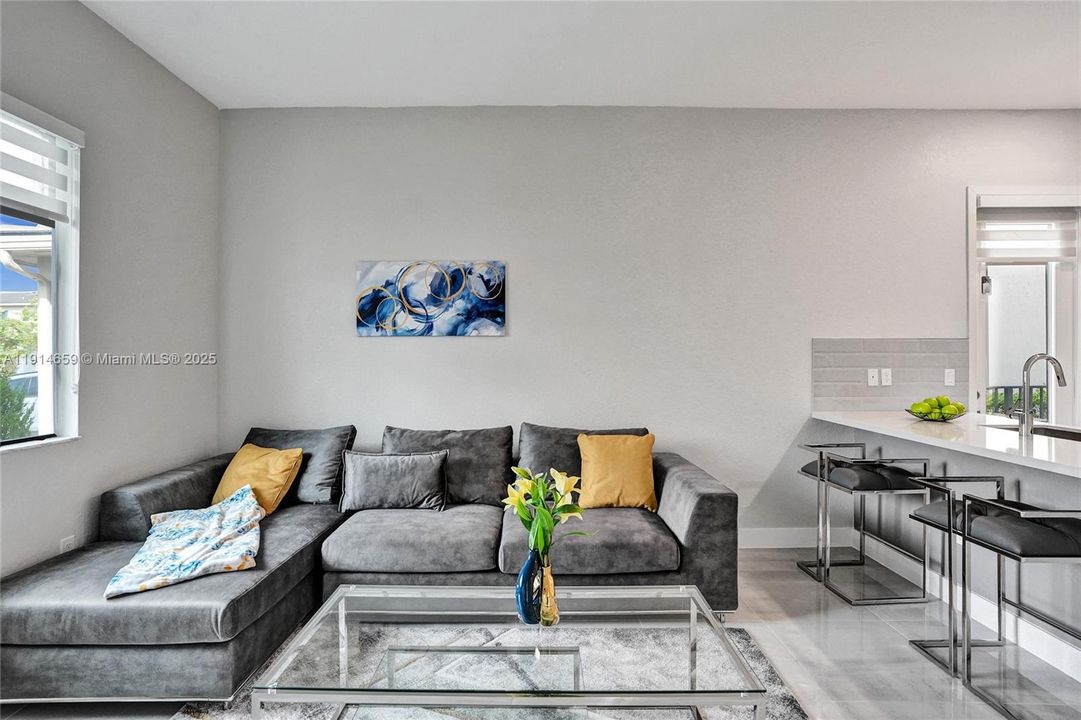 Под контрактом: $8,500 (5 спален, 3 ванн, 3384 Квадратных фут)