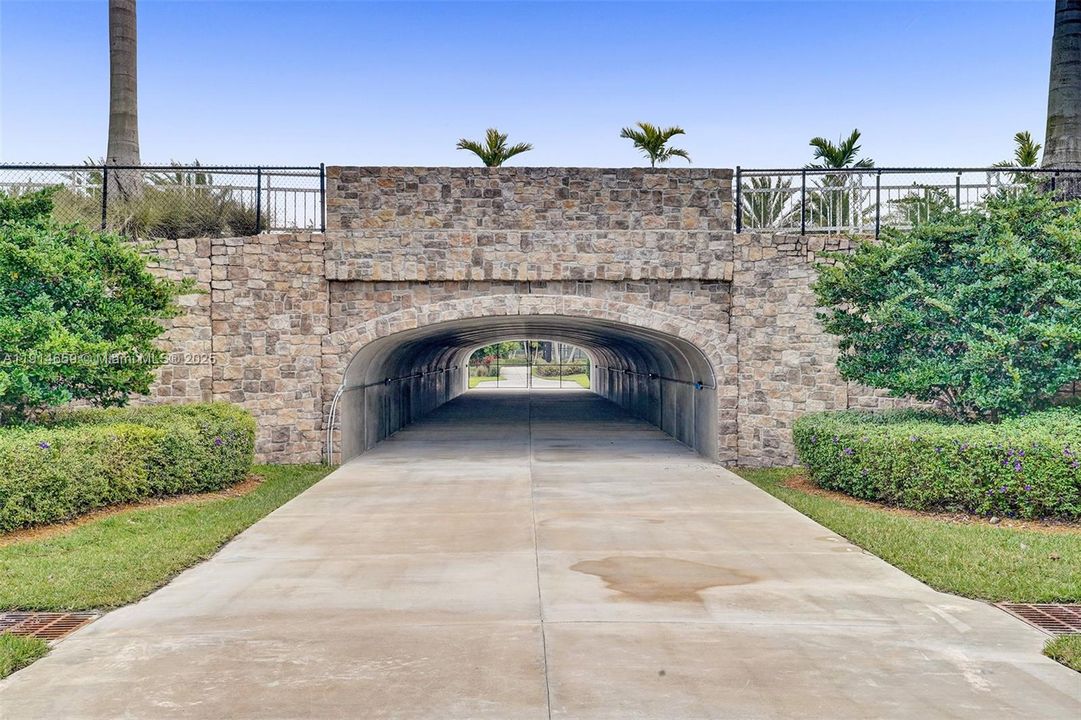 Под контрактом: $8,500 (5 спален, 3 ванн, 3384 Квадратных фут)