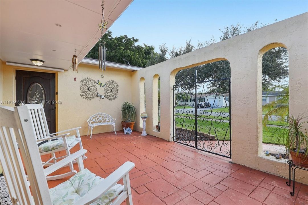 Activo con contrato: $679,000 (3 camas, 2 baños, 1872 Pies cuadrados)