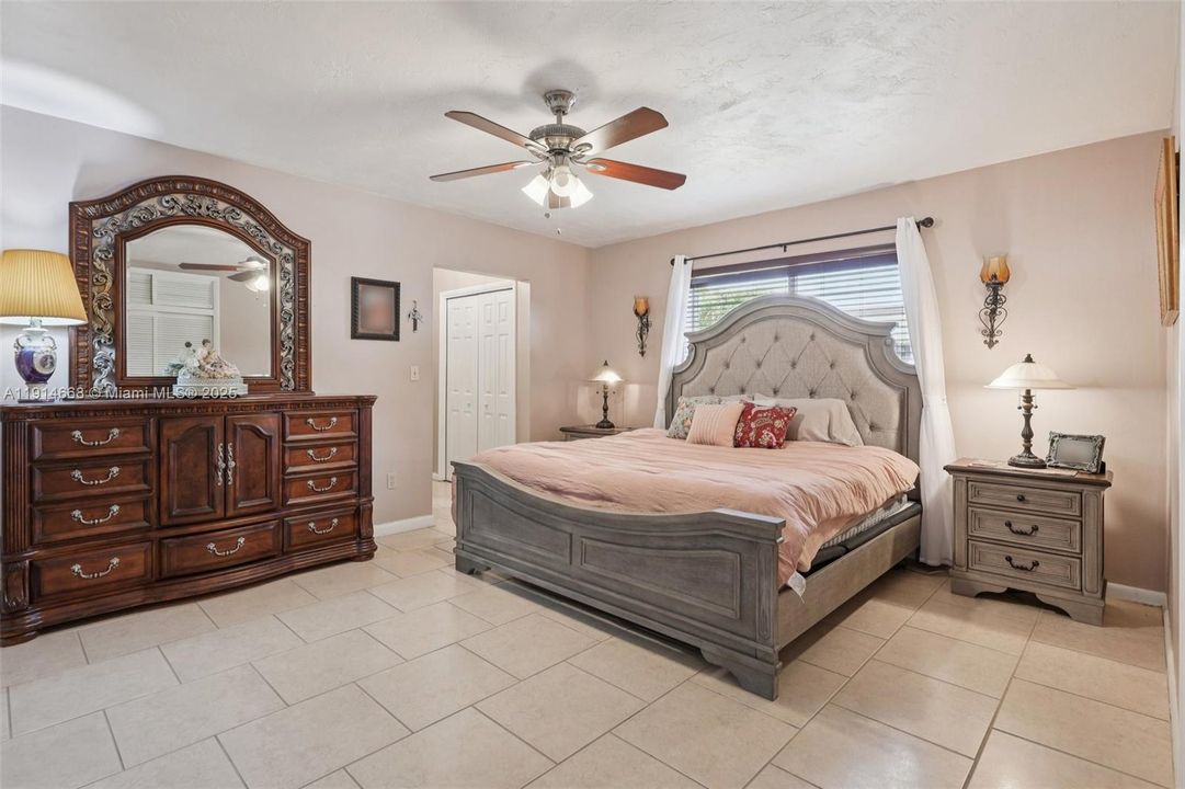 Activo con contrato: $679,000 (3 camas, 2 baños, 1872 Pies cuadrados)