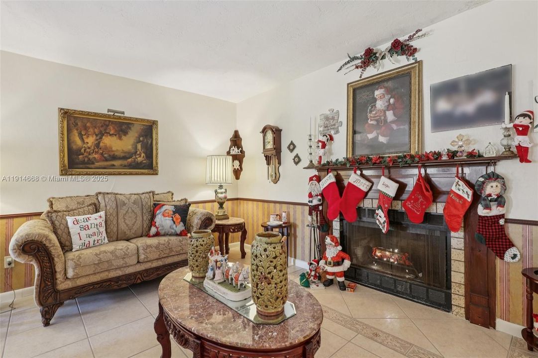 Activo con contrato: $679,000 (3 camas, 2 baños, 1872 Pies cuadrados)