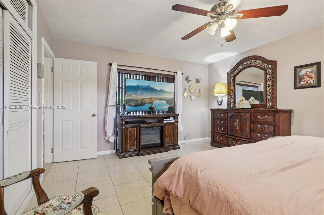 Activo con contrato: $679,000 (3 camas, 2 baños, 1872 Pies cuadrados)