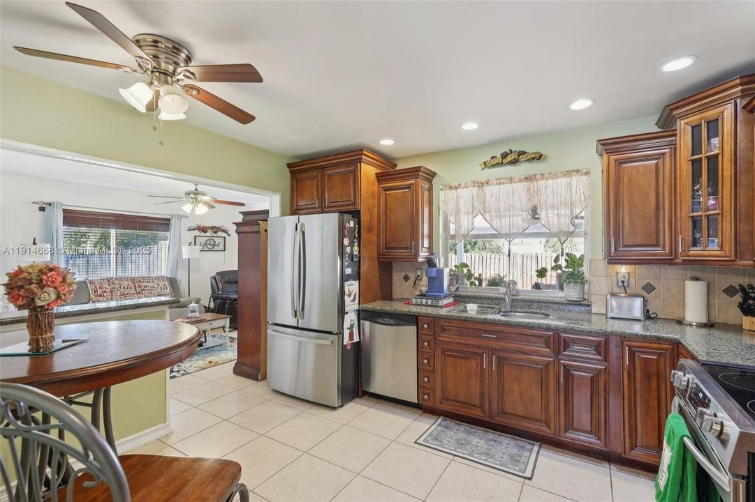 Activo con contrato: $679,000 (3 camas, 2 baños, 1872 Pies cuadrados)