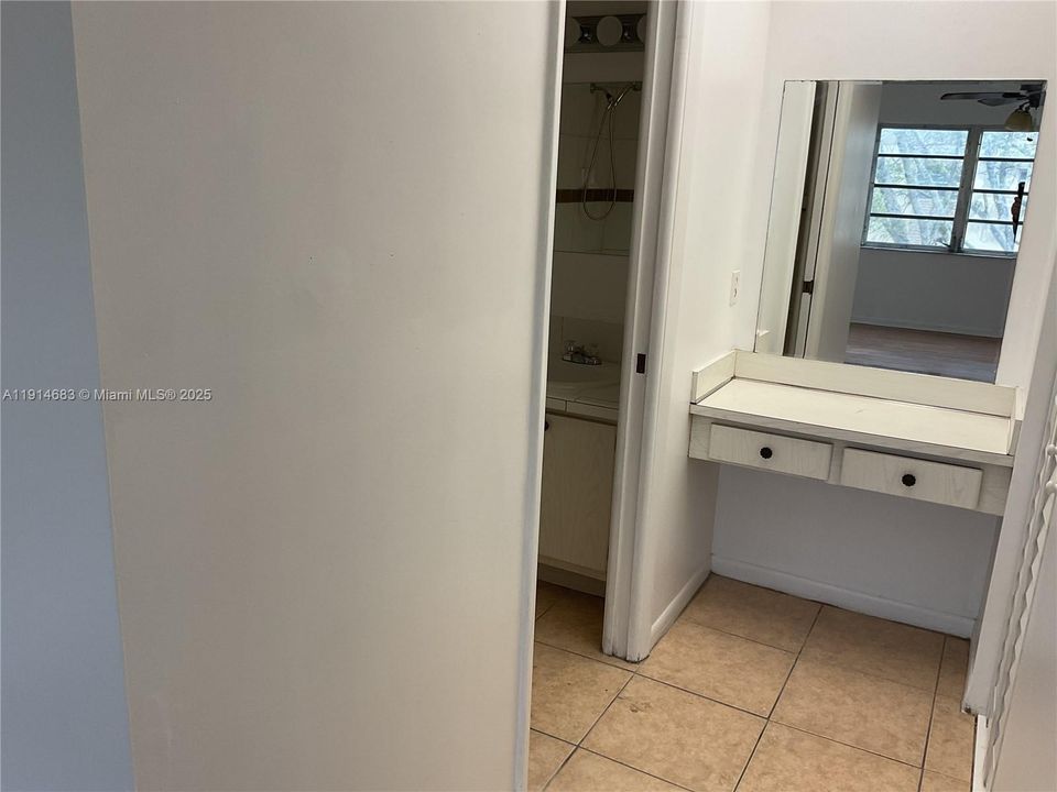 MASTER WALKING CLOSET