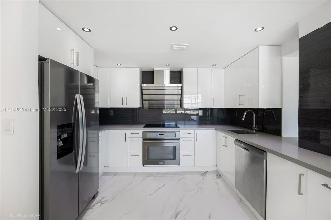 Active With Contract: $379,000 (2 beds, 2 baths, 1100 Square Feet)