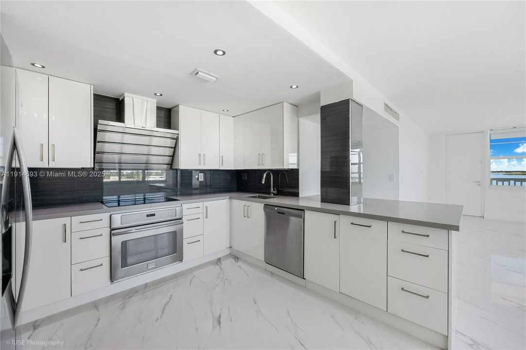 Active With Contract: $379,000 (2 beds, 2 baths, 1100 Square Feet)