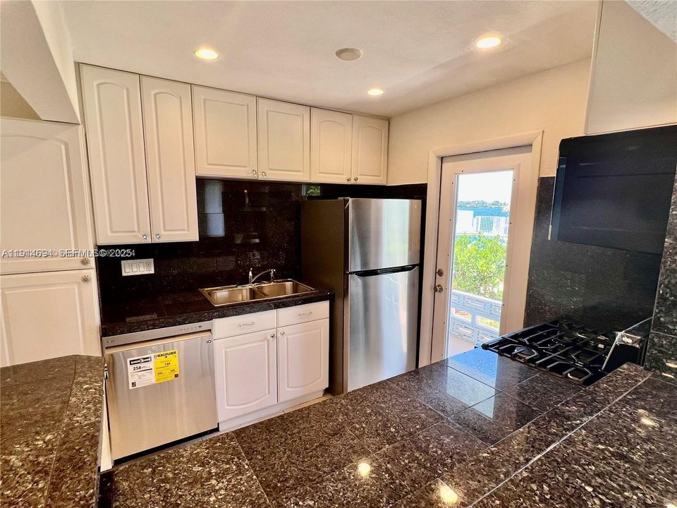 待售: $399,000 (2 贝兹, 1 浴室, 930 平方英尺)