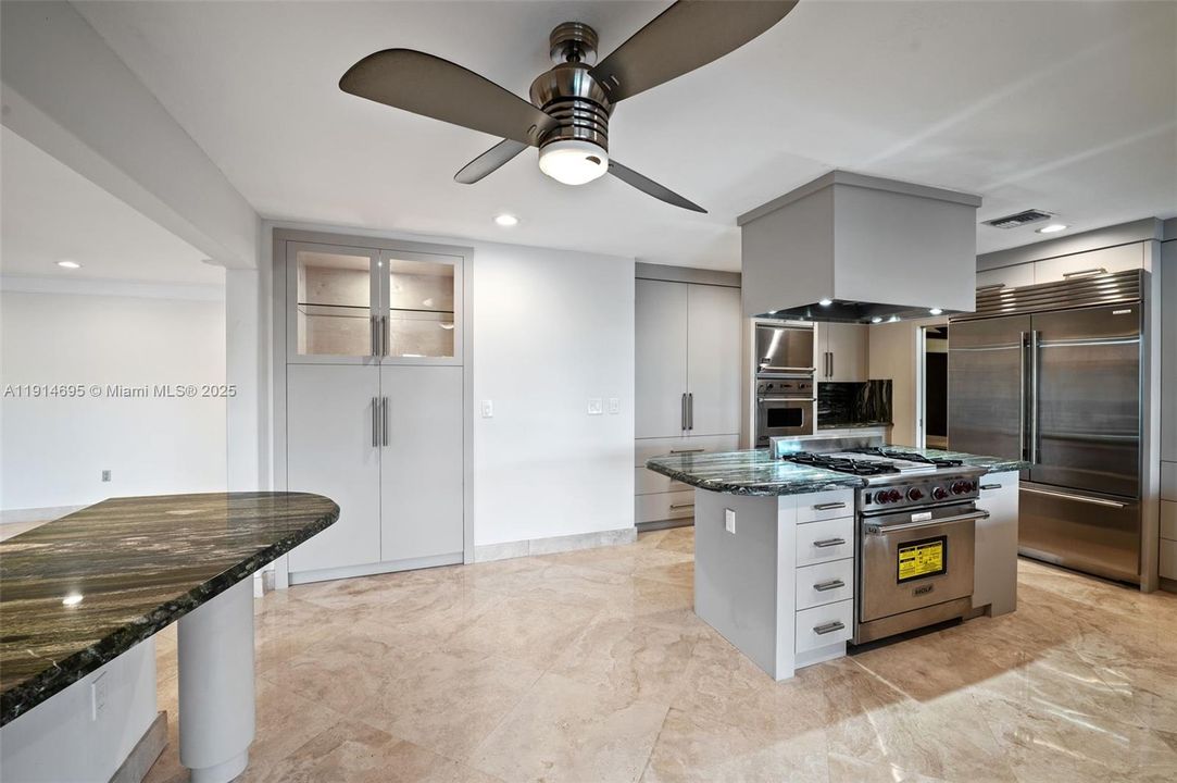 DESIGNER ITALIAN CENTER ISLAND NATURAL GAS ZUB ZERO WOLF KITCHEN