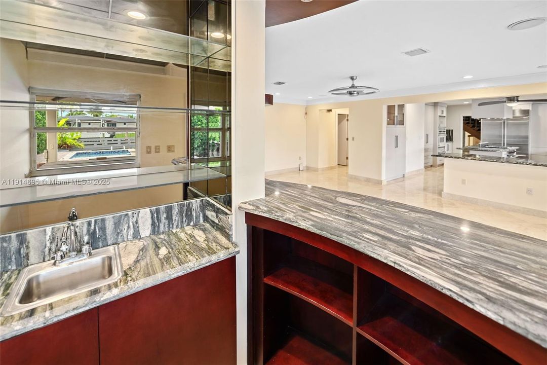 WET BAR OFF FAMILY RM THEATRE