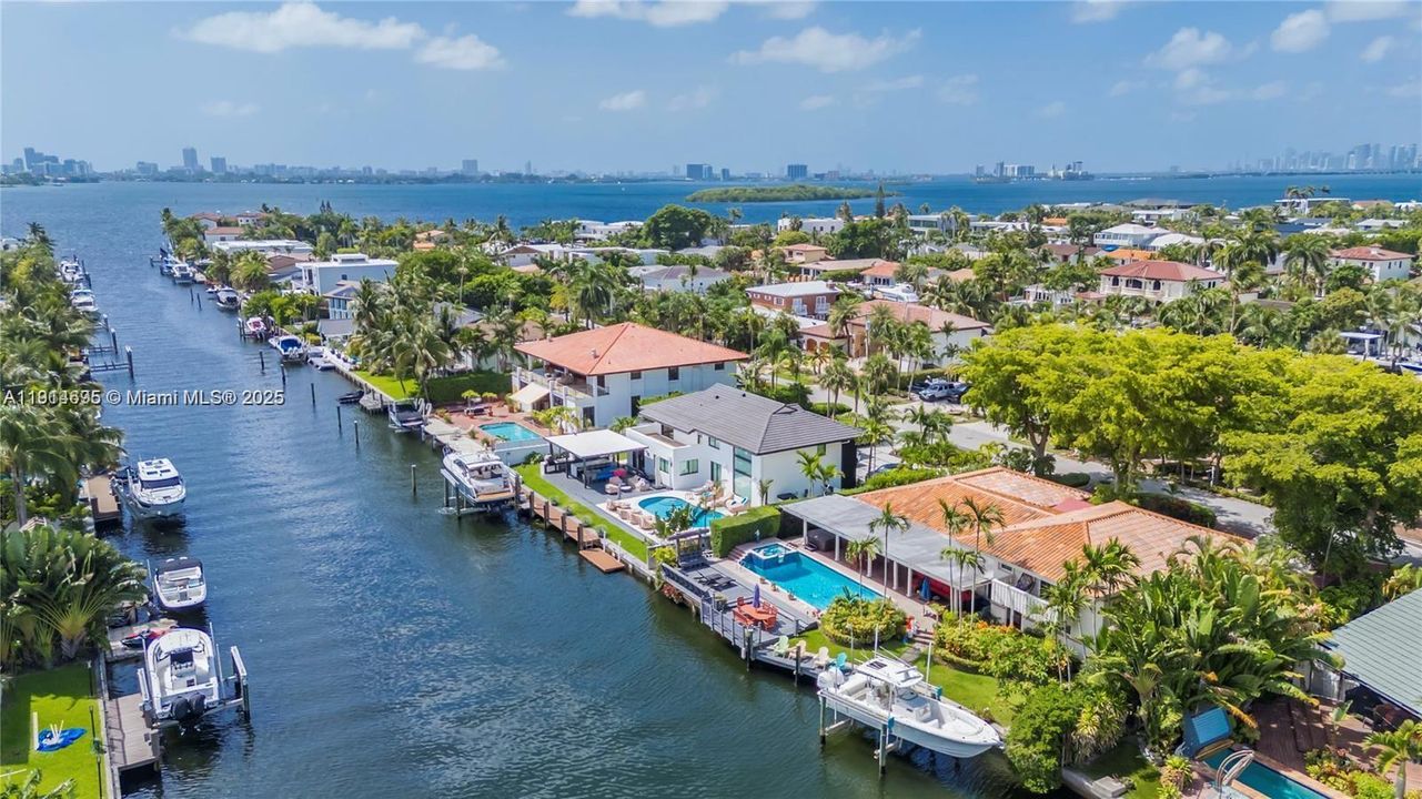 105 FT OF DOCKAGE DIRECT OCEAN ACCESS NO BRIDGES TO BAY