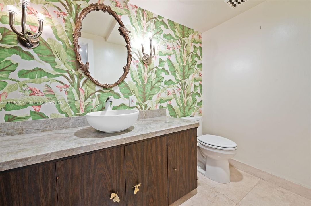 1/2 BATH POWDER ROOM