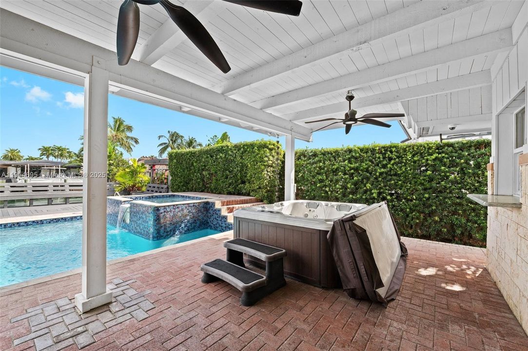 INVITING TOP OF THE LINE SUNDANCE SPA COZY OUT OF THE WEATHER