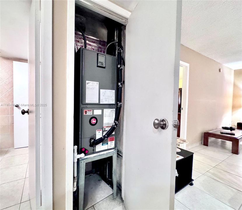 待售: $194,750 (1 贝兹, 1 浴室, 741 平方英尺)