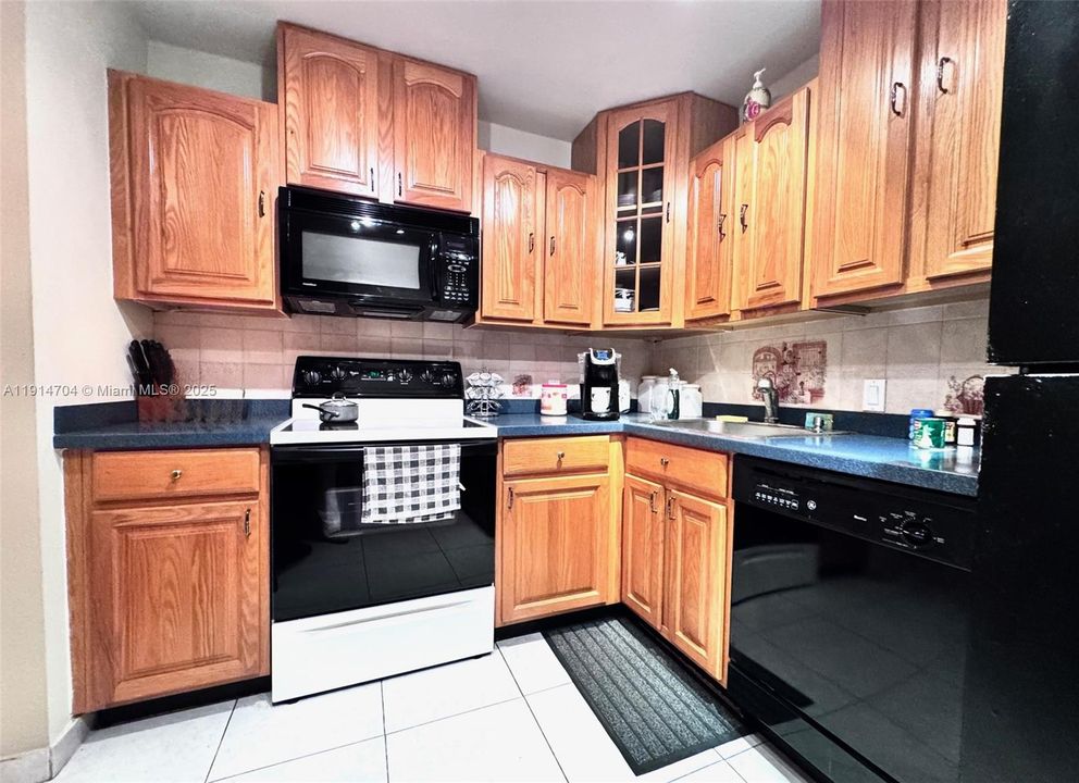 待售: $194,750 (1 贝兹, 1 浴室, 741 平方英尺)