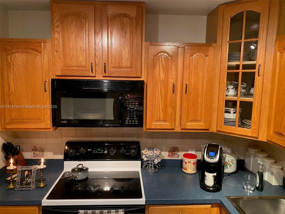 待售: $194,750 (1 贝兹, 1 浴室, 741 平方英尺)