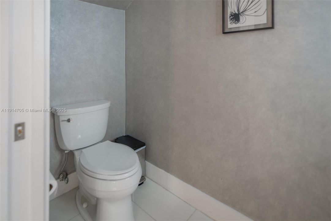 SOCIAL / HALF BATHROOM