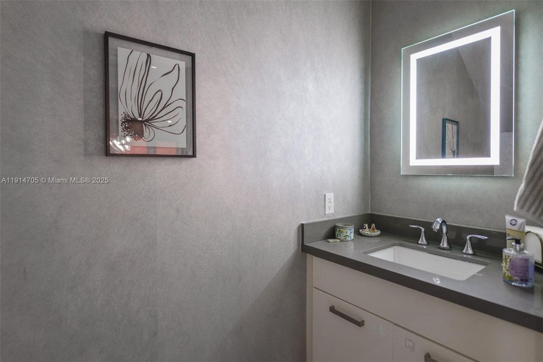 SOCIAL / HALF BATHROOM