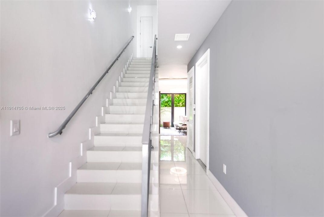 FOYER ENTRANCE TOWARDS THE KITCHEN FAMILY & DINING ROOM